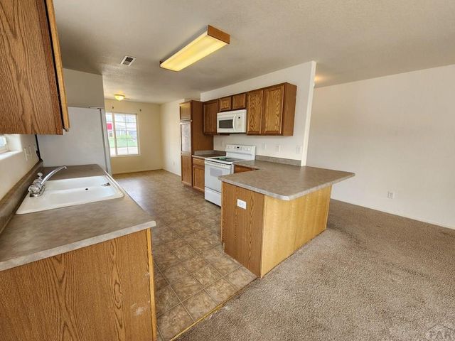 2220 Meadowlark Ln, Pueblo, CO 81008