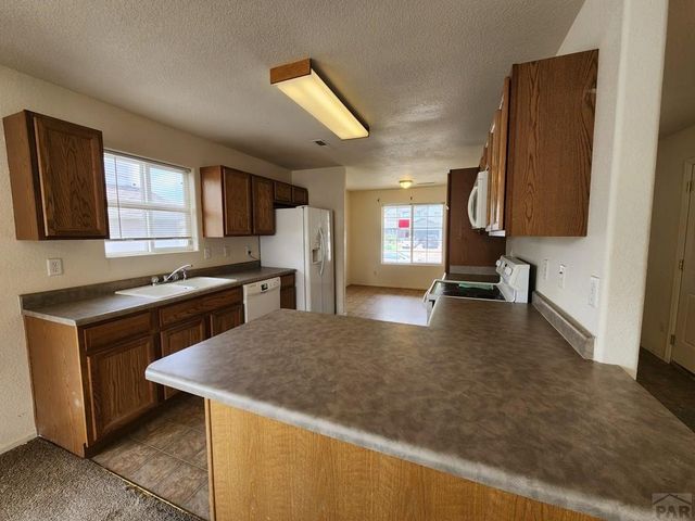 2220 Meadowlark Ln, Pueblo, CO 81008