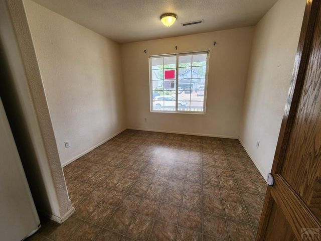 2220 Meadowlark Ln, Pueblo, CO 81008