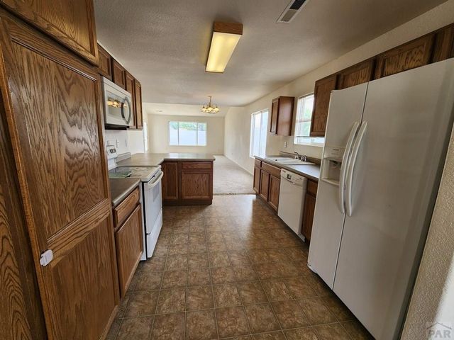 2220 Meadowlark Ln, Pueblo, CO 81008