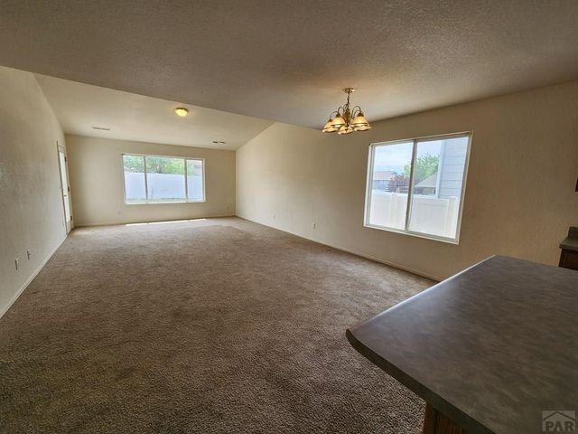 2220 Meadowlark Ln, Pueblo, CO 81008