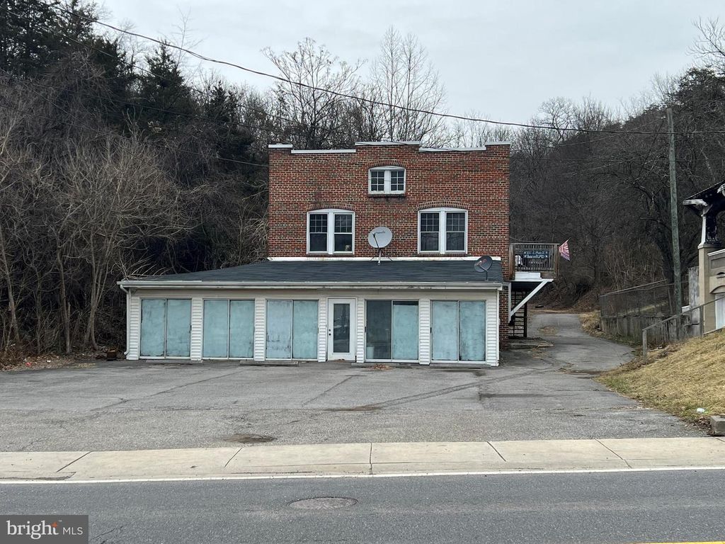 102 E MAIN STREET, Hancock, MD 21750