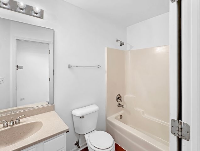 31782 N Pineview Boulevard, Lakemoor, IL 60051