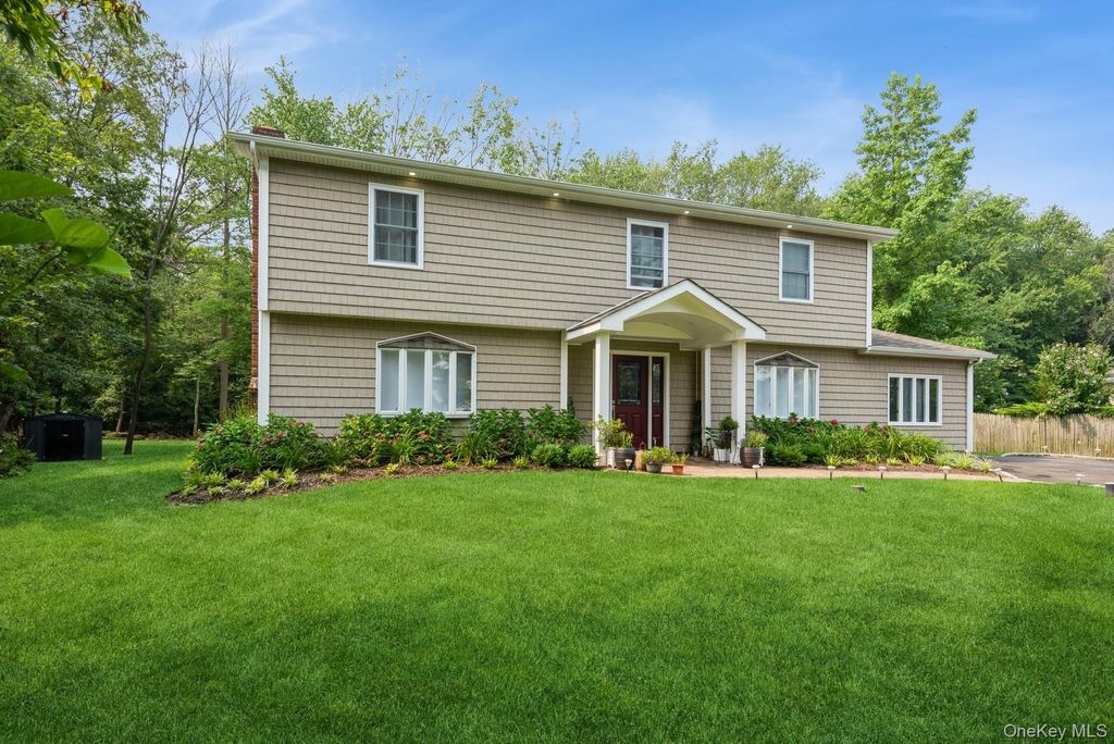 32 Hemlock Lane, Smithtown, NY 11787