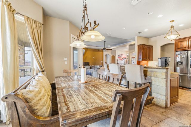 112 ABREGO KNOLL DR, Floresville, TX 78114