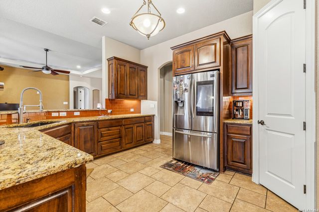 112 ABREGO KNOLL DR, Floresville, TX 78114