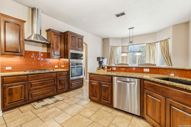 112 ABREGO KNOLL DR, Floresville, TX 78114