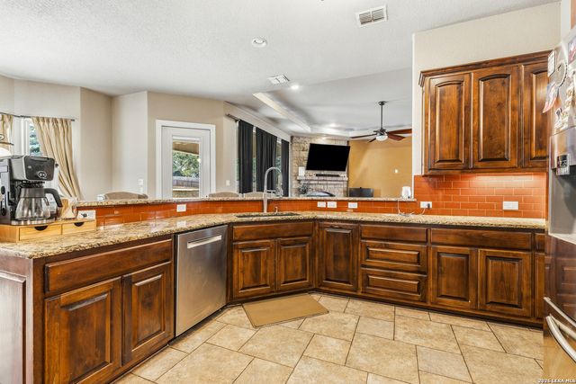 112 ABREGO KNOLL DR, Floresville, TX 78114