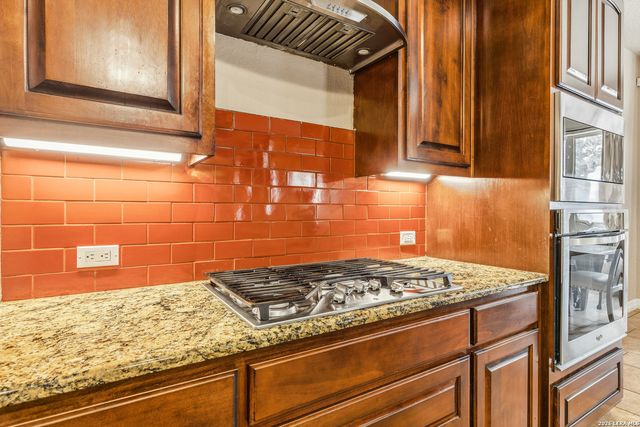 112 ABREGO KNOLL DR, Floresville, TX 78114
