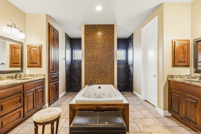 112 ABREGO KNOLL DR, Floresville, TX 78114