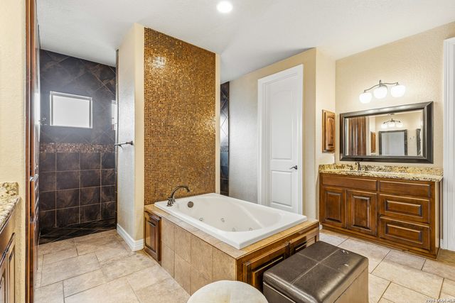 112 ABREGO KNOLL DR, Floresville, TX 78114