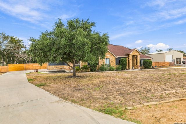 112 ABREGO KNOLL DR, Floresville, TX 78114