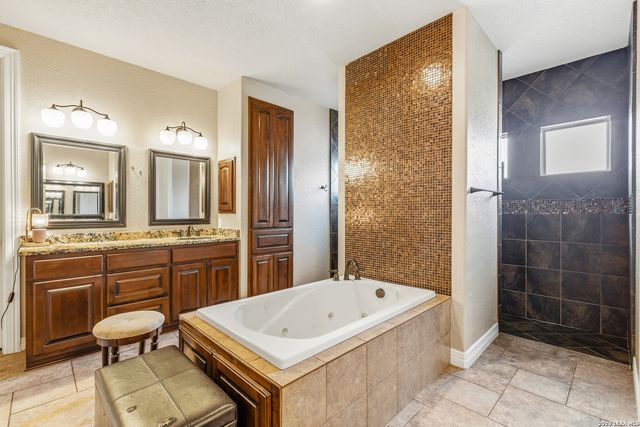 112 ABREGO KNOLL DR, Floresville, TX 78114
