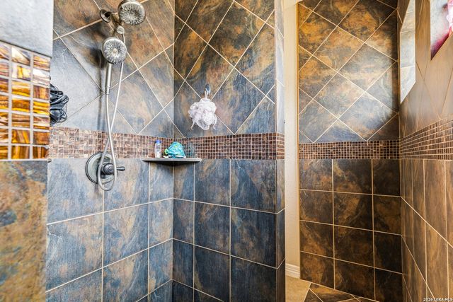 112 ABREGO KNOLL DR, Floresville, TX 78114