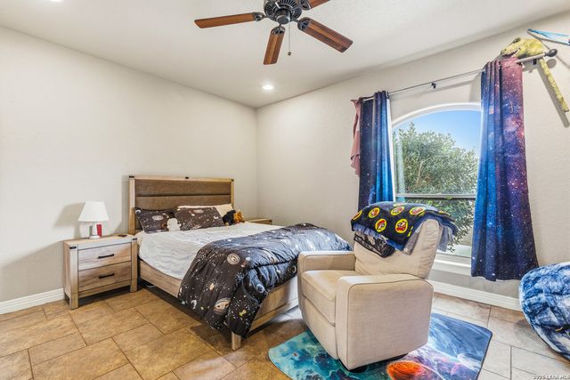 112 ABREGO KNOLL DR, Floresville, TX 78114