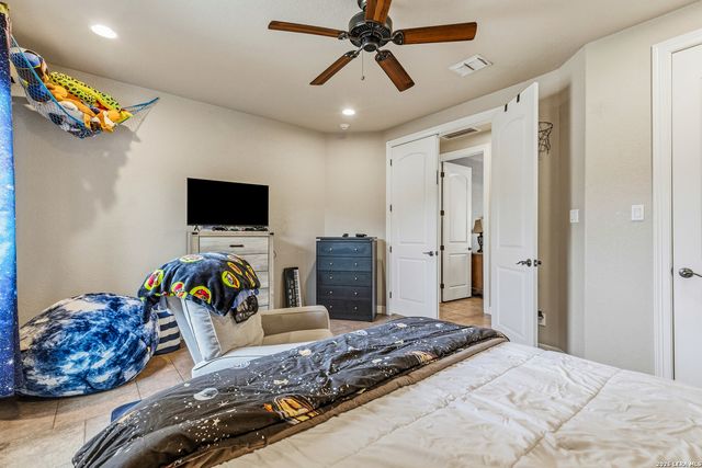 112 ABREGO KNOLL DR, Floresville, TX 78114