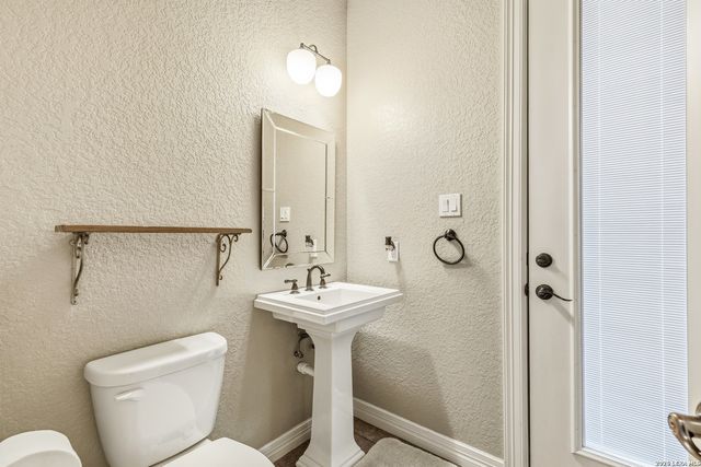 112 ABREGO KNOLL DR, Floresville, TX 78114