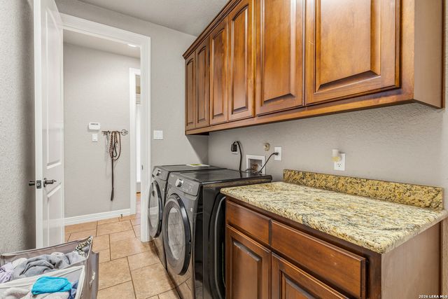 112 ABREGO KNOLL DR, Floresville, TX 78114