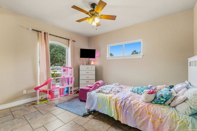 112 ABREGO KNOLL DR, Floresville, TX 78114