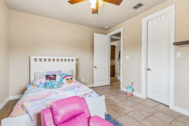 112 ABREGO KNOLL DR, Floresville, TX 78114