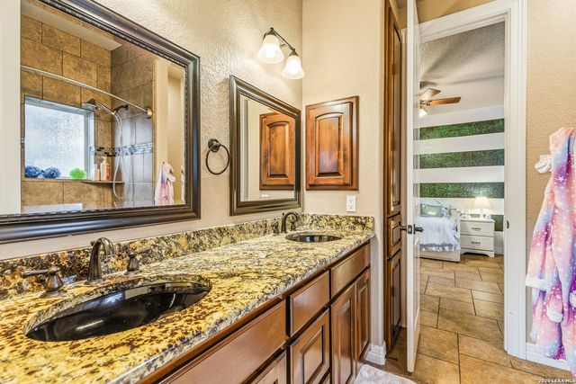 112 ABREGO KNOLL DR, Floresville, TX 78114