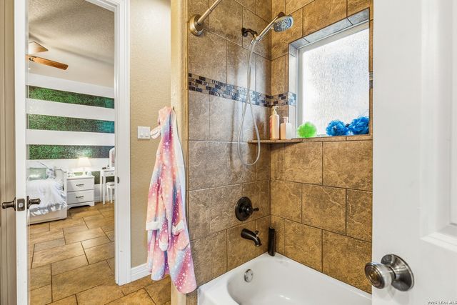 112 ABREGO KNOLL DR, Floresville, TX 78114