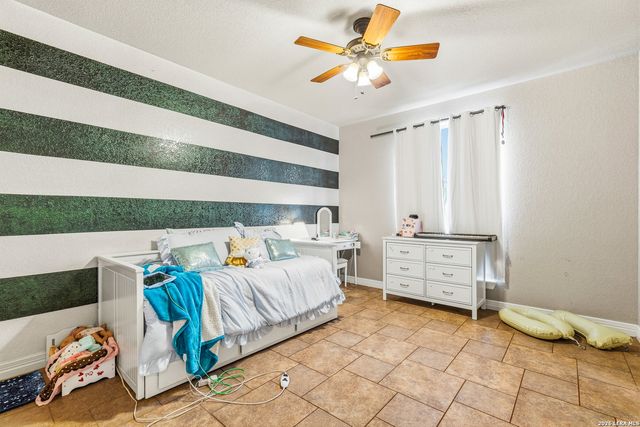 112 ABREGO KNOLL DR, Floresville, TX 78114