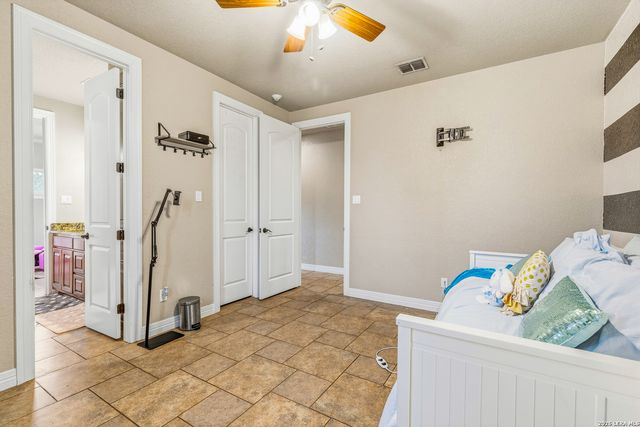 112 ABREGO KNOLL DR, Floresville, TX 78114