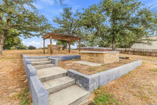 112 ABREGO KNOLL DR, Floresville, TX 78114