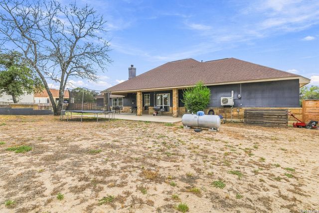 112 ABREGO KNOLL DR, Floresville, TX 78114