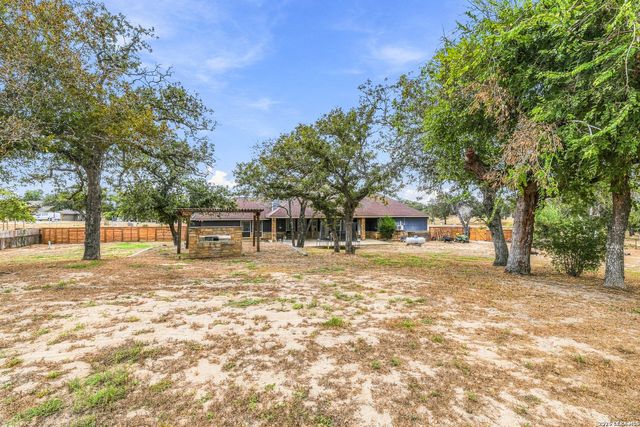 112 ABREGO KNOLL DR, Floresville, TX 78114