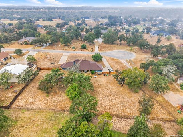 112 ABREGO KNOLL DR, Floresville, TX 78114