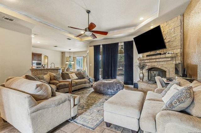 112 ABREGO KNOLL DR, Floresville, TX 78114