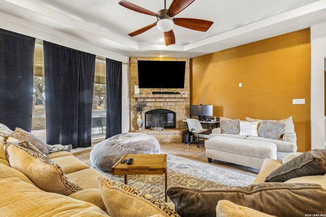 112 ABREGO KNOLL DR, Floresville, TX 78114
