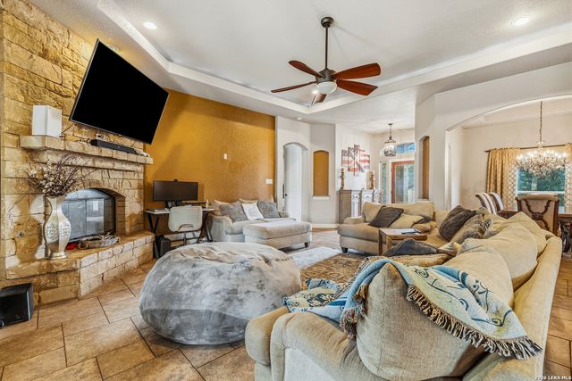 112 ABREGO KNOLL DR, Floresville, TX 78114