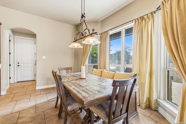 112 ABREGO KNOLL DR, Floresville, TX 78114
