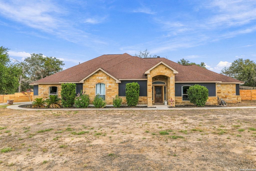 112 ABREGO KNOLL DR, Floresville, TX 78114