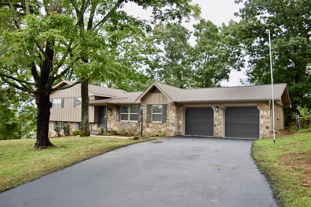 1324 Clearpoint Drive, Hixson, TN 37343