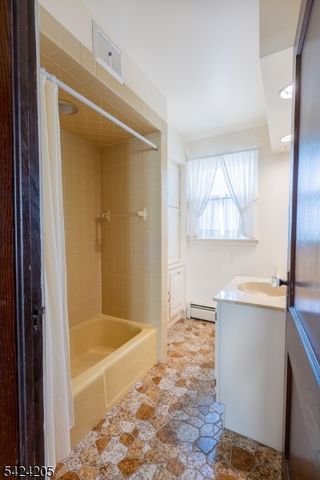 80 Washington Pl, Totowa Boro, NJ 07512