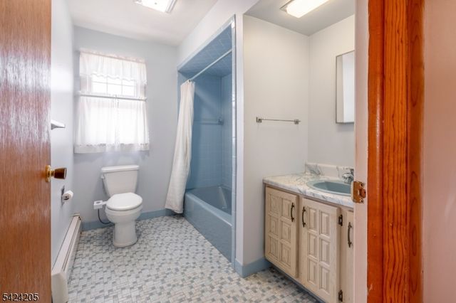 80 Washington Pl, Totowa Boro, NJ 07512