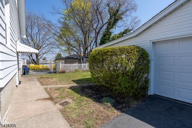 80 Washington Pl, Totowa Boro, NJ 07512