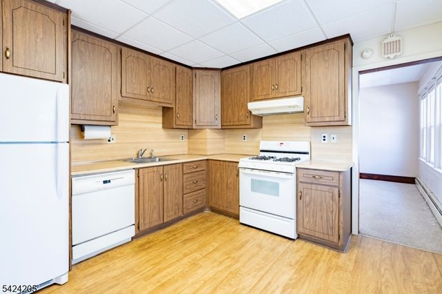80 Washington Pl, Totowa Boro, NJ 07512