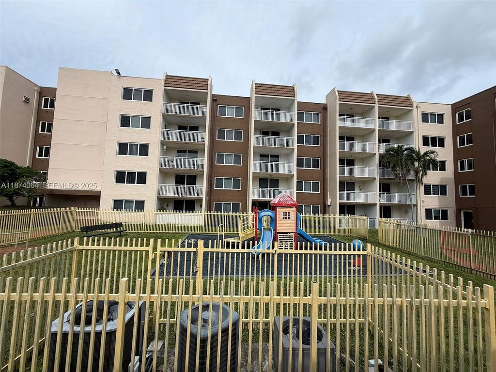 6940 Miami Gardens Drive 1-122, Hialeah, FL 33015