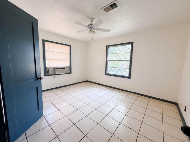 73 Burbank Street, Houston, TX 77076