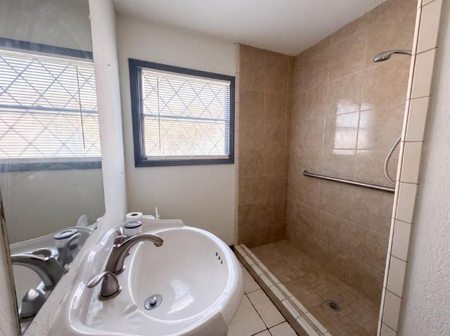 73 Burbank Street, Houston, TX 77076
