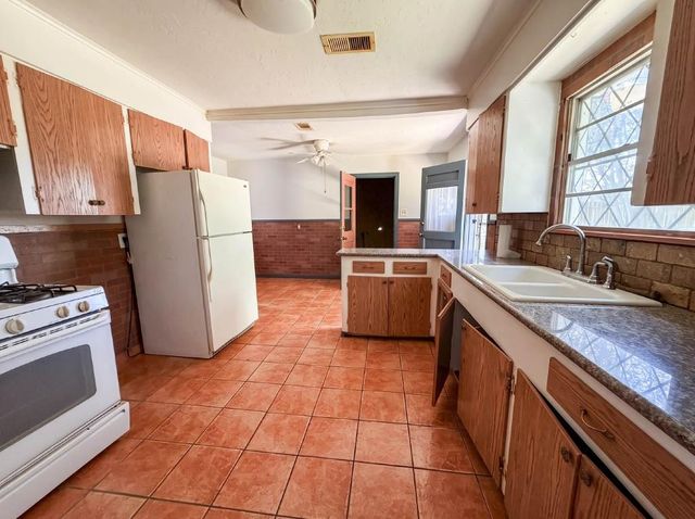 73 Burbank Street, Houston, TX 77076