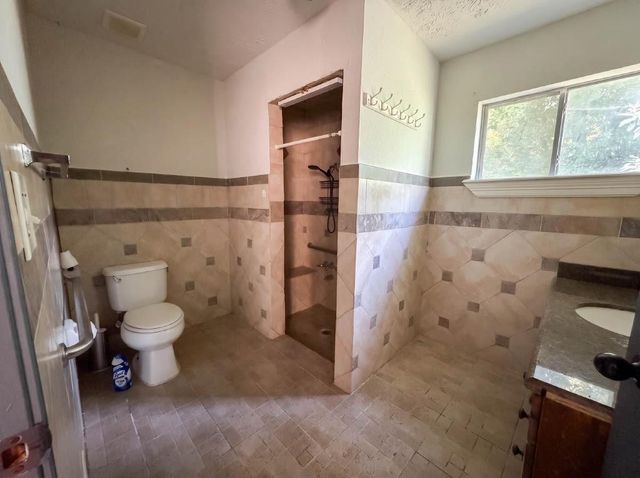 73 Burbank Street, Houston, TX 77076