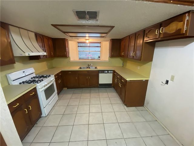 3710 Mendenhall Dr, Corpus Christi, TX 78415