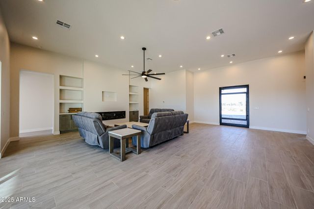 17735 W Dale Lane, Surprise, AZ 85387