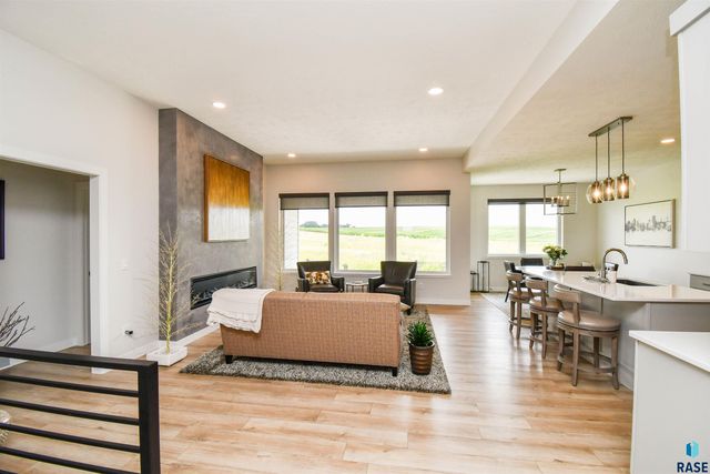 517 N Wildcat Dr Drive, Sioux Falls, SD 57110